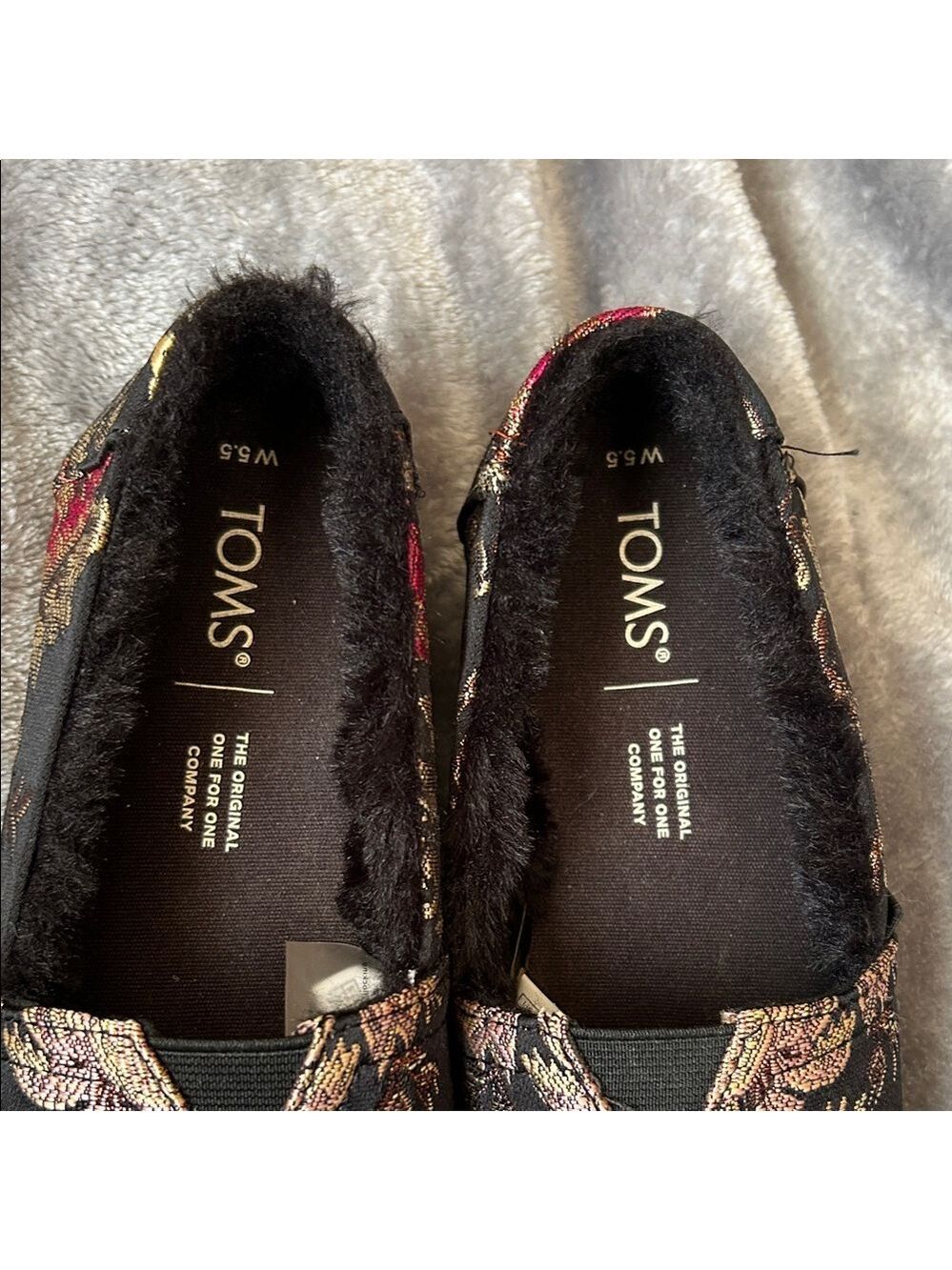 TOMS Women's Black and Gold Patterned Loafers with Faux Fur Lining size 5.5W - Picture 3 of 8